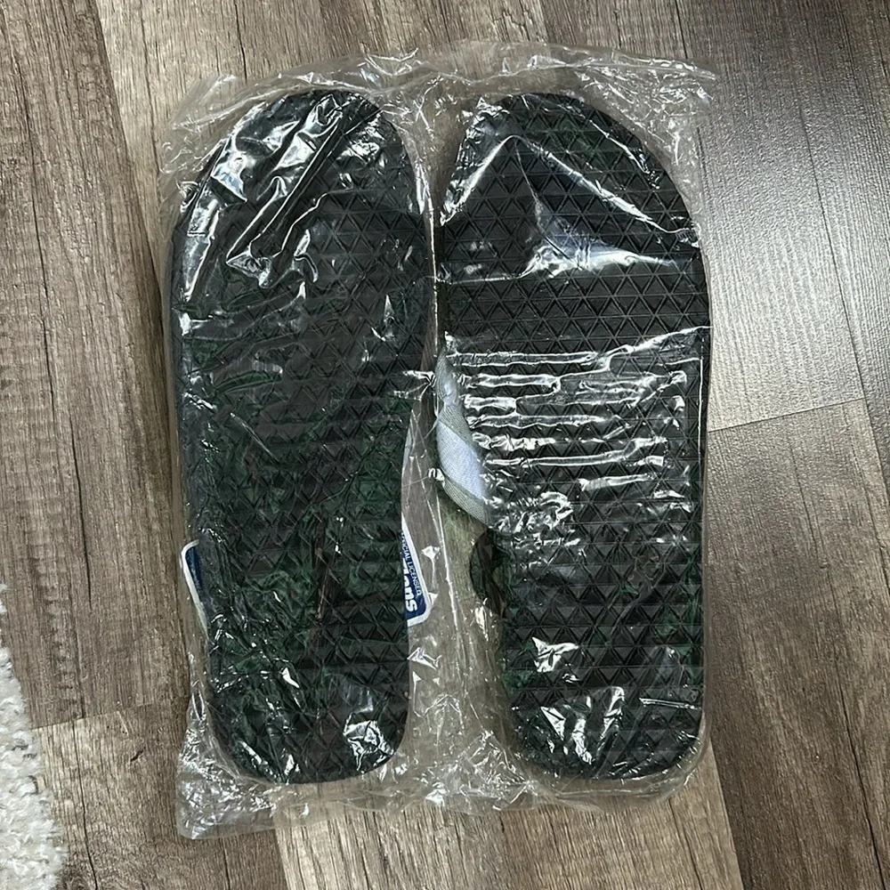 NWT MLB Official Licensed Yankee Flip Flops - Picture 3 of 3
